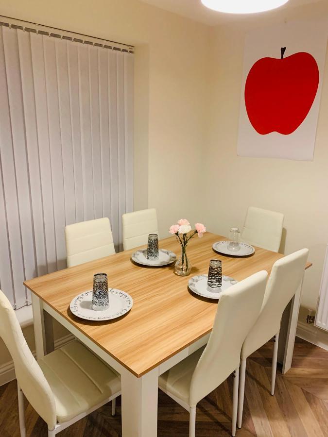 Whyte, Modern 3 Bed House With Garden, Sleeps 9, Free Parking, Sittingbourne City Centre, Kent Exterior photo