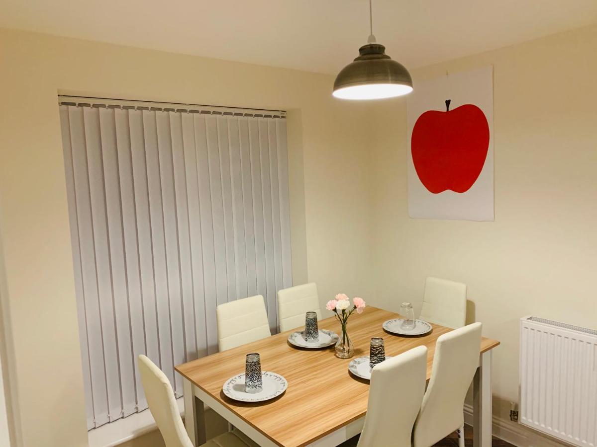 Whyte, Modern 3 Bed House With Garden, Sleeps 9, Free Parking, Sittingbourne City Centre, Kent Exterior photo