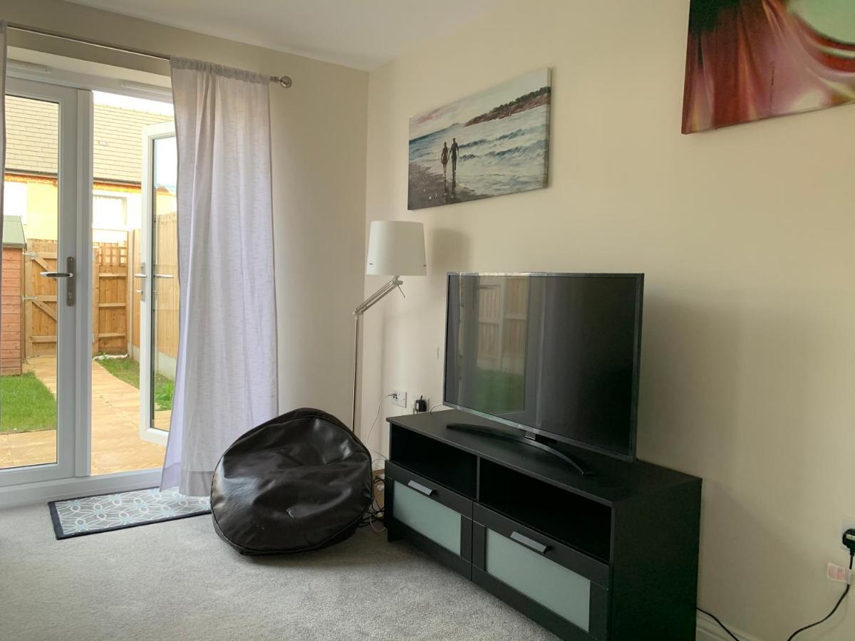 Whyte, Modern 3 Bed House With Garden, Sleeps 9, Free Parking, Sittingbourne City Centre, Kent Exterior photo