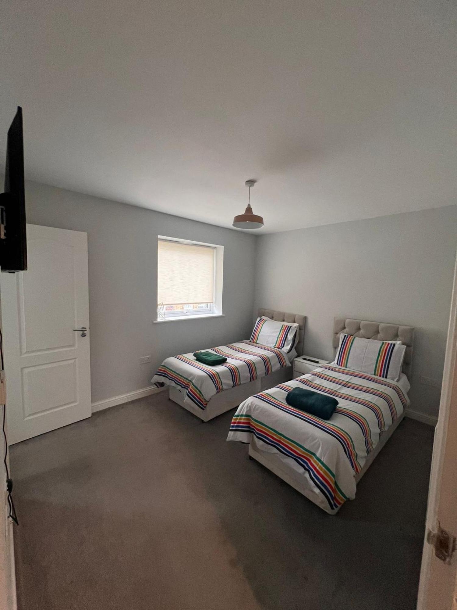 Whyte, Modern 3 Bed House With Garden, Sleeps 9, Free Parking, Sittingbourne City Centre, Kent Exterior photo