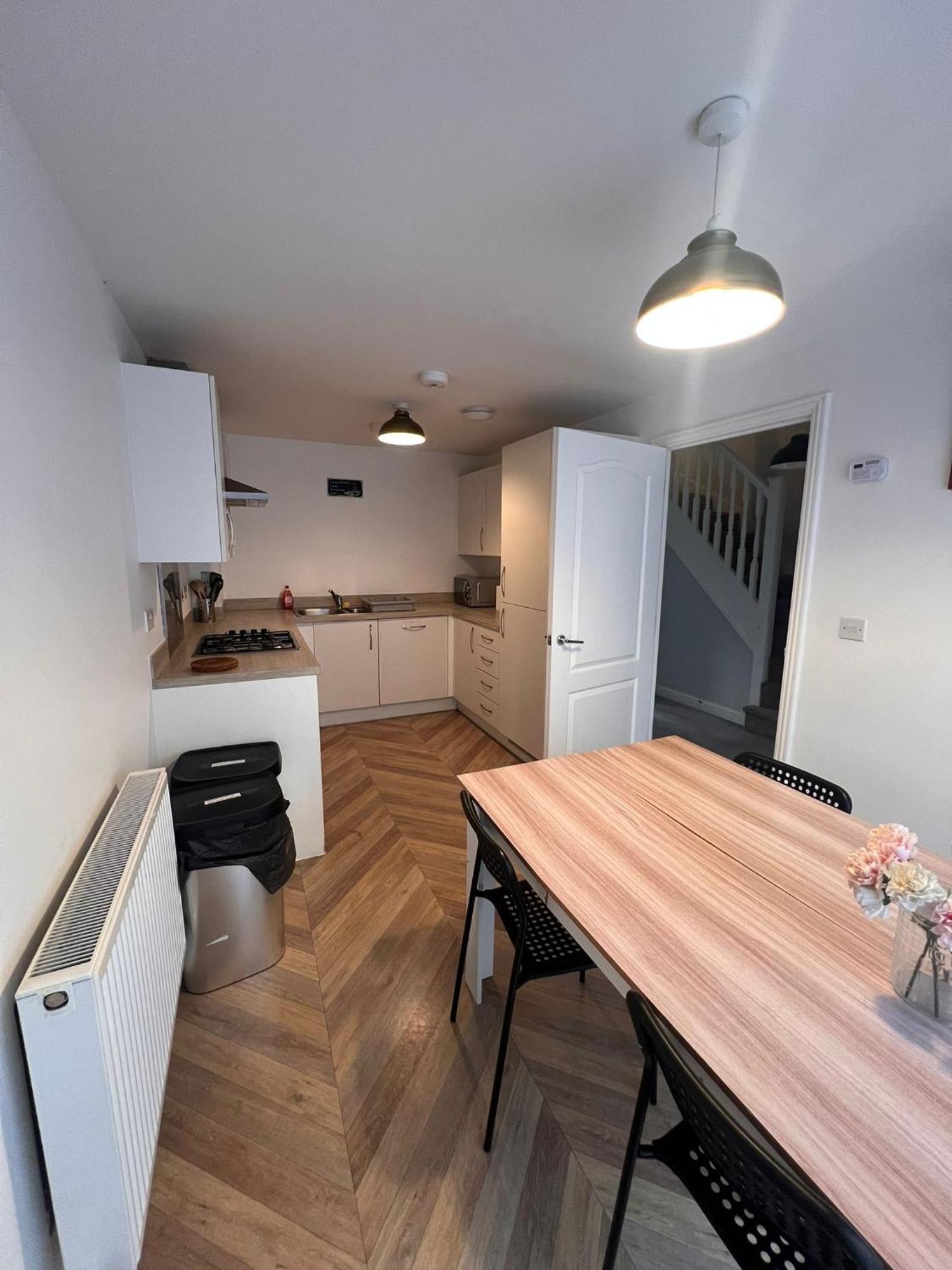 Whyte, Modern 3 Bed House With Garden, Sleeps 9, Free Parking, Sittingbourne City Centre, Kent Exterior photo